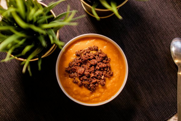 Comment préparer une soupe à la citrouille avec des épices de saison et une texture veloutée ?